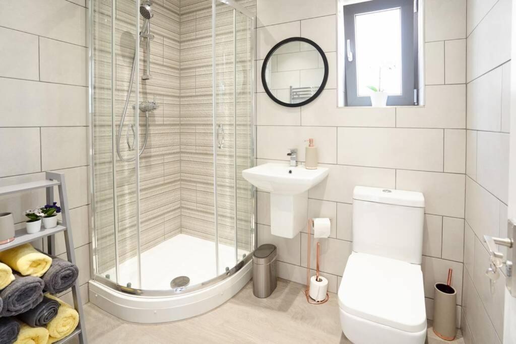 Home From Home - 4 Double Bed House With Parking Slough Exterior photo