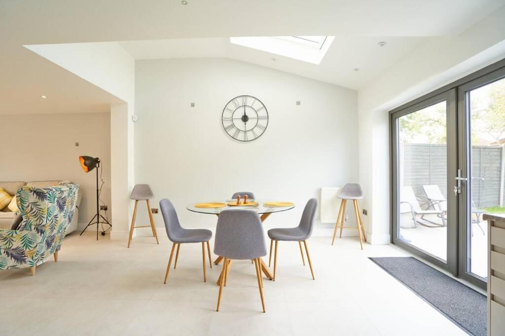 Home From Home - 4 Double Bed House With Parking Slough Exterior photo