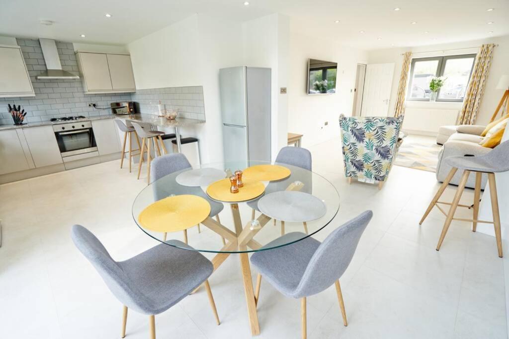 Home From Home - 4 Double Bed House With Parking Slough Exterior photo