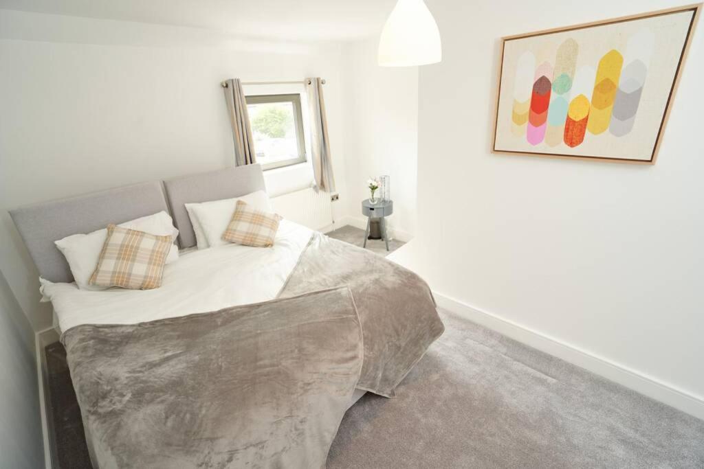 Home From Home - 4 Double Bed House With Parking Slough Exterior photo